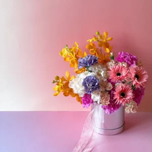 Arranjo floral colorido em caixa cilíndrica prata, Flora Chroma pelo Sabiá Estúdio no Porto