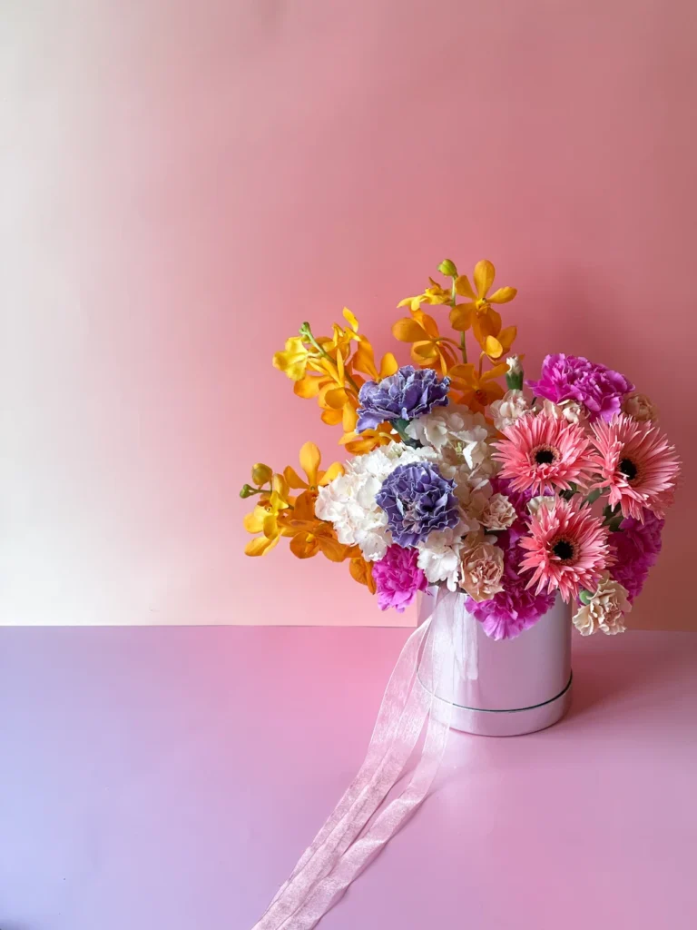 Arranjo floral colorido em caixa cilíndrica prata, Flora Chroma pelo Sabiá Estúdio no Porto