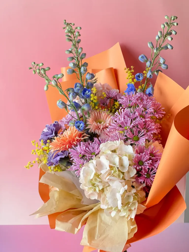 Bouquet à escolha do florista com flores frescas da estação, Florist Choice pelo Sabiá Estúdio Porto