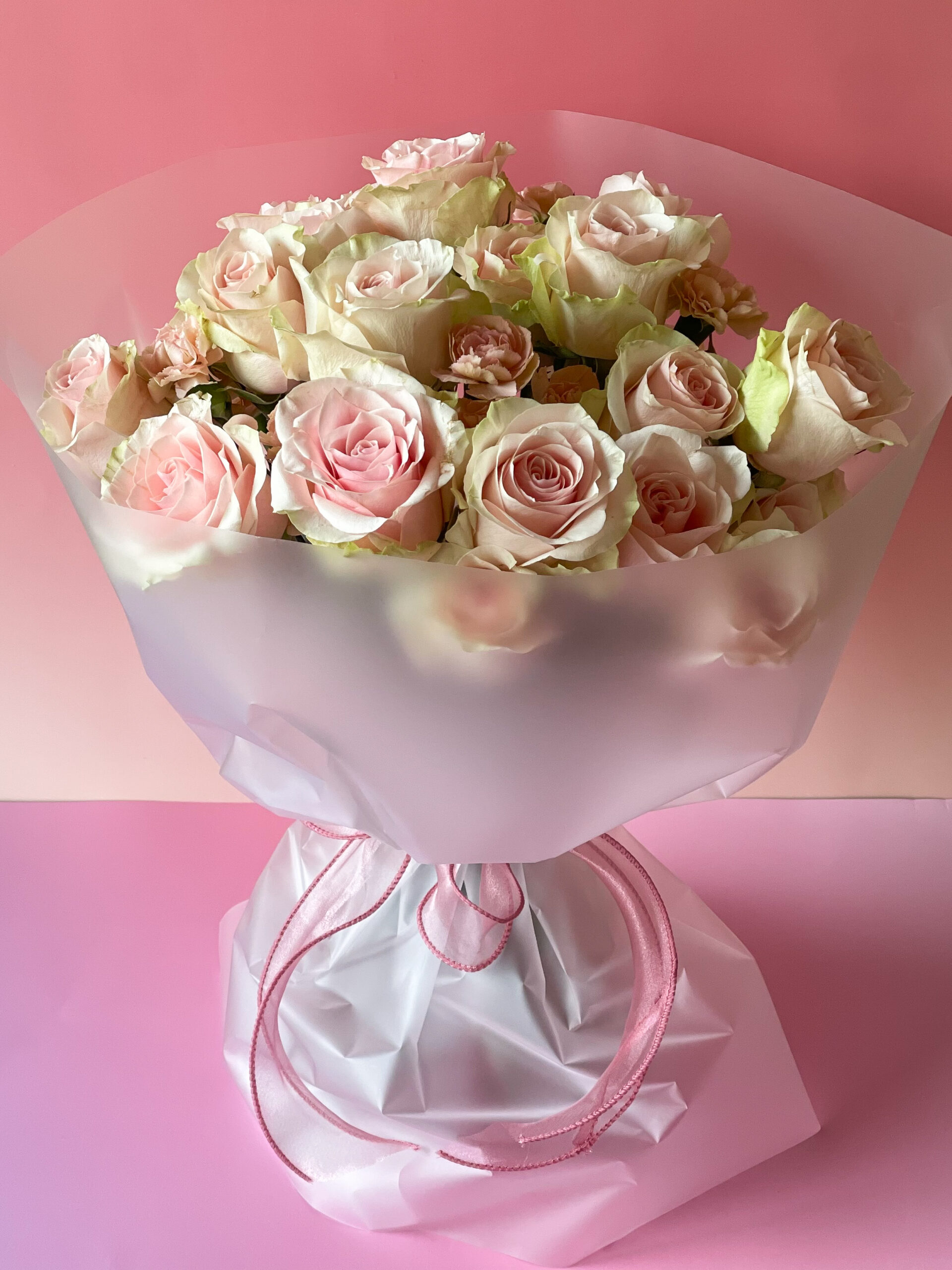 Bouquet de rosas em tons românticos — Rose Embrace pelo Sabiá Estúdio no Porto