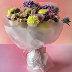 Ramo de flores com eryngium azul e rosas blush — Eryngium Reverie pelo Sabiá Estúdio no Porto