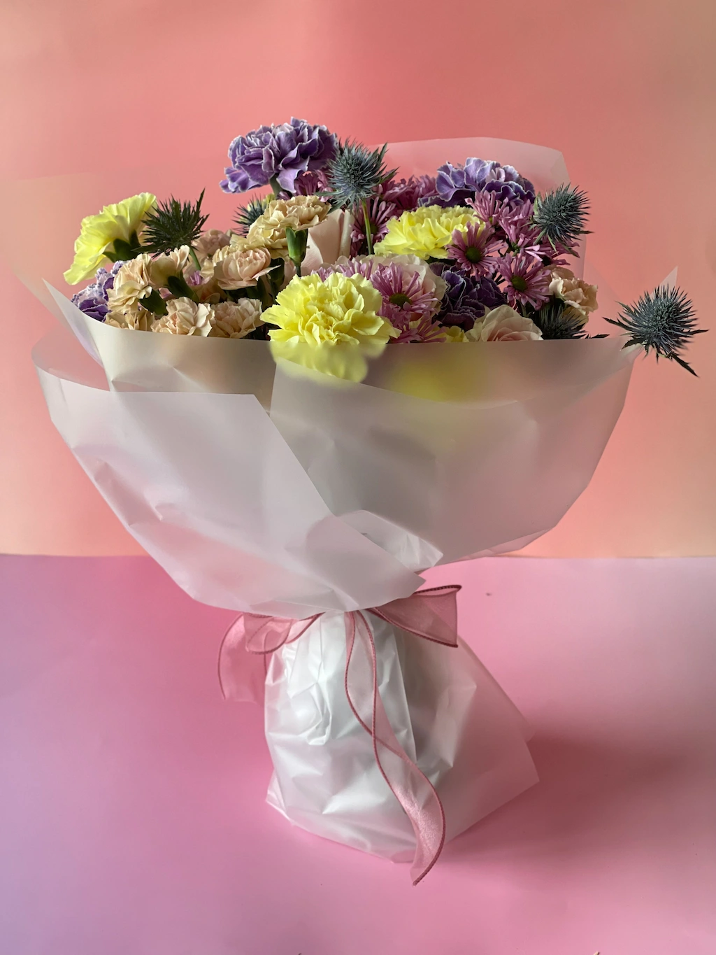 Ramo de flores com eryngium azul e rosas blush — Eryngium Reverie pelo Sabiá Estúdio no Porto