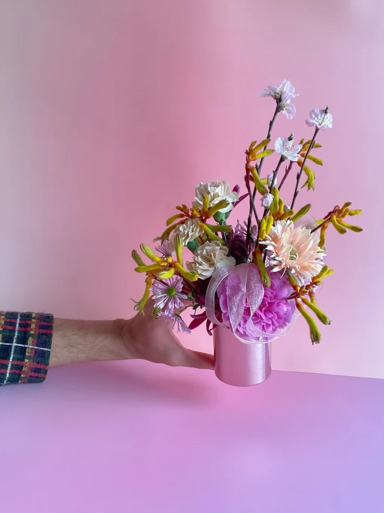 Arranjo floral em caixa cilíndrica bronze, Flora Íntima pelo Sabiá Estúdio no Porto