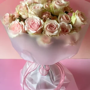 Bouquet de rosas premium em tons românticos — Rose Embrace pelo Sabiá Estúdio no Porto