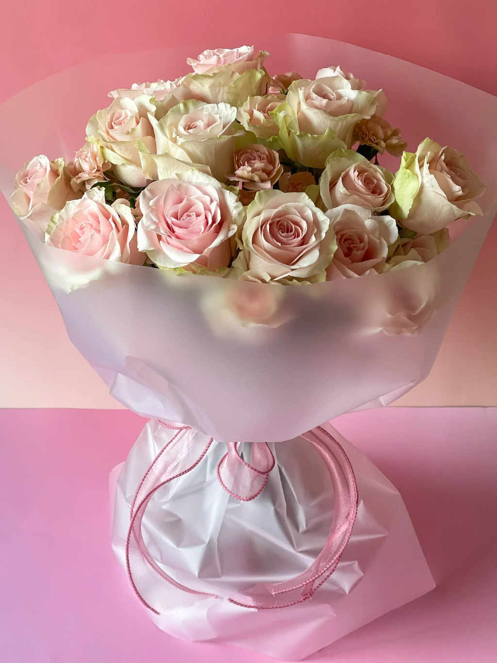 Bouquet de rosas premium em tons românticos — Rose Embrace pelo Sabiá Estúdio no Porto